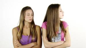 Девушка запрещает общаться с друзьями и подругами: что делать?