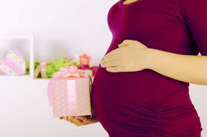 Что подарить беременной жене: лучшие идеи
