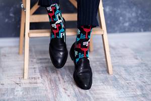 Цветные носки мужские: с чем носить и как это выглядит?