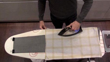 Как правильно гладить мужские брюки: со стрелками и без