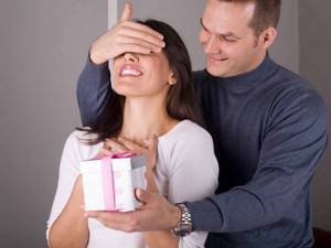 Что подарить жене на 35 лет: как выбрать и преподнести?