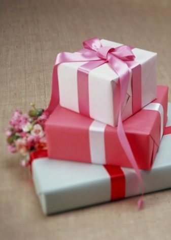 Что подарить женщине на 70 лет: 10 оригинальных подарков