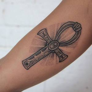 Татуировки для мужчин крест: эскизы и фото