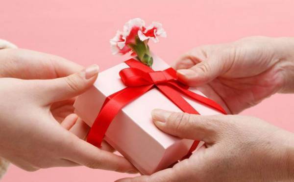 Что подарить девушке на 19 лет: подборка крутых подарков