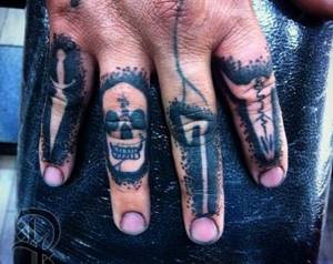 Тату на пальцах рук для мужчин: перстни, надписи, символы