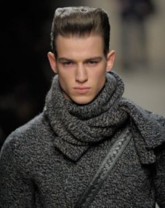 Как завязать шарф под мужское пальто?