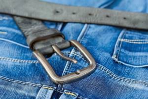 Определяем размеры мужских джинс: таблица и советы
