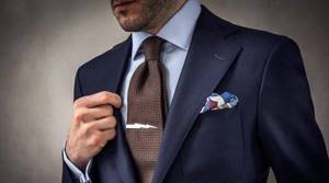 Как называется зажим для галстука: держатель, прищепка, булавка?