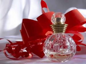 Какие духи подарить девушке: выбираем парфюм