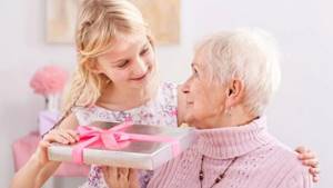Что подарить женщине на 75 лет: лучшие идеи для подарков