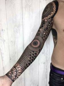 Татуировки для мужчин на руке со смыслом: черно-белые и цветные