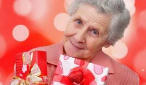 Что подарить женщине на 75 лет: лучшие идеи для подарков