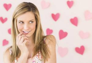 Как понять, что девушка влюблена: 10 признаков