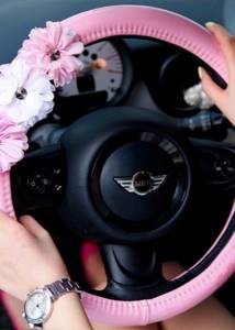 Подарок автомобилисту женщине: что можно подарить?