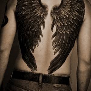 Тату крылья на спине у мужчин: 55 фото