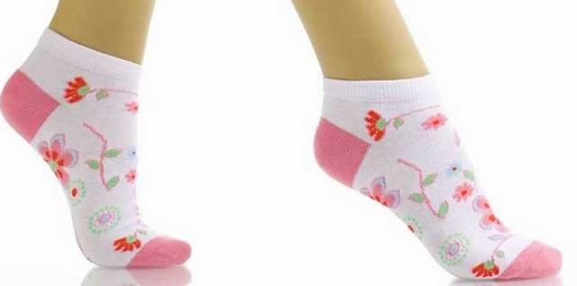 К чему дарят носки женщине: это плохая примета
