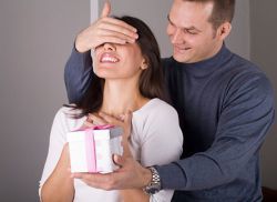 Значение подарков для женщин от мужчин: можно ли дарить это?