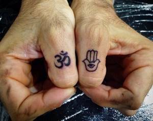 Тату на пальцах рук для мужчин: перстни, надписи, символы