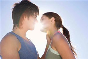 Как первый раз поцеловать девушку в губы?