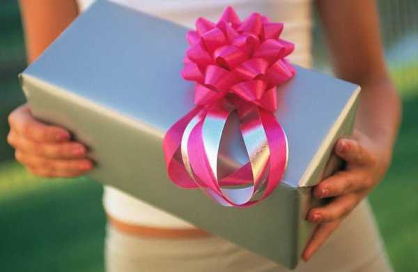 Как красиво подарить подарок девушке?