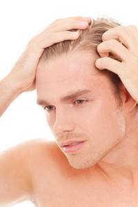 Сильно выпадают волосы: причины резкого облысения у мужчин
