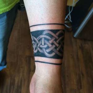 Татуировки для мужчин на руке со смыслом: черно-белые и цветные