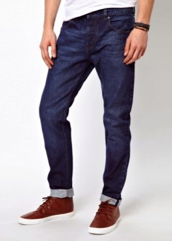 Как правильно подворачивать джинсы мужчинам: красиво и модно